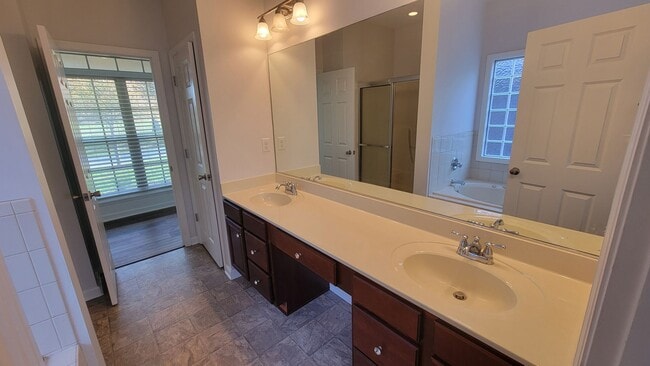 Building Photo - The 5 Bedroom You've Been Looking For!!