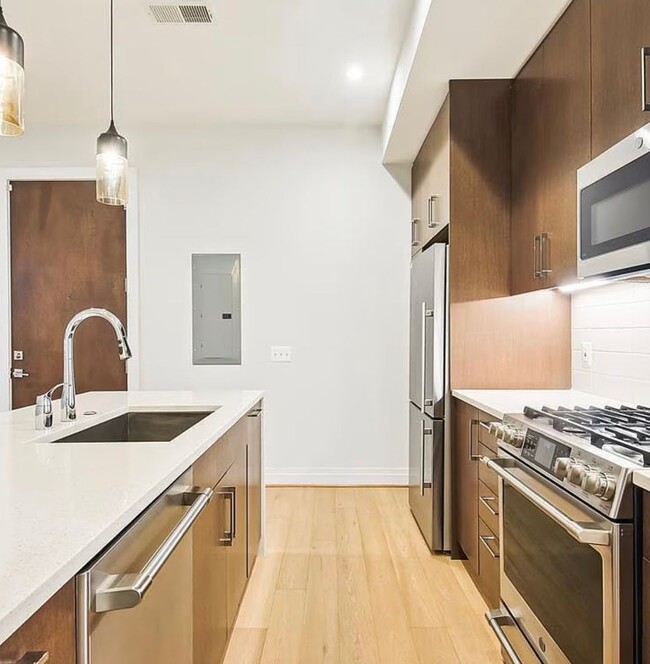 Building Photo - Near NEW 1+1 in NW DC!