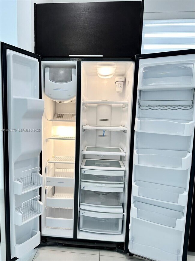 Building Photo - 6414 NW 104th Ct