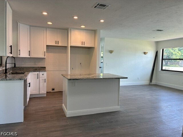 Building Photo - 913 Entrada Dr