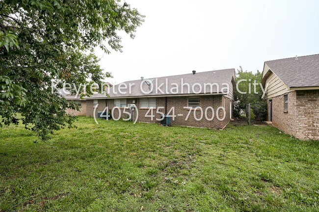 Building Photo - 920-922 SW 97th St Duplex