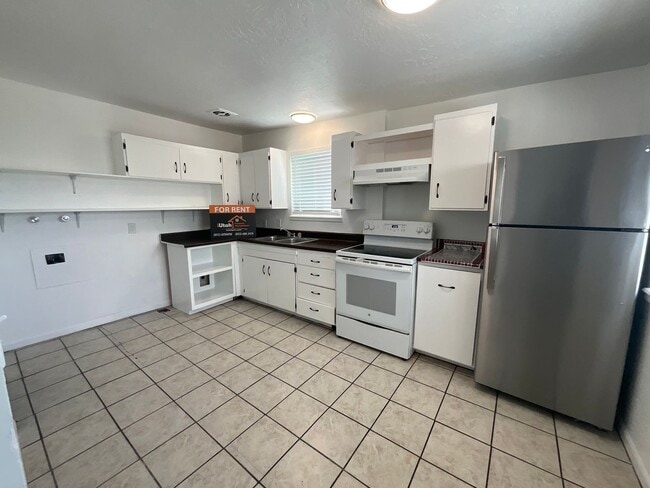 Building Photo - 718 30th St