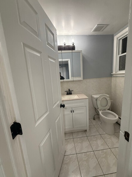 Building Photo - 293 E 29th St