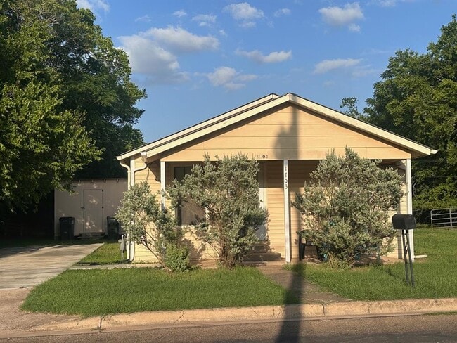 Primary Photo - 1703 Carter St