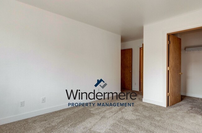 Building Photo - Charming Home in the Heart of Oak Harbor –...