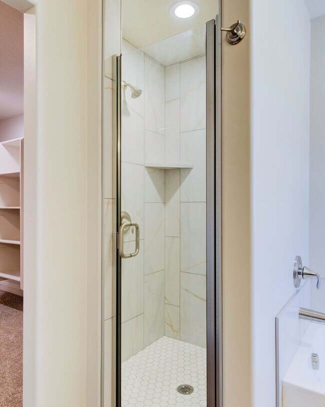 Building Photo - Brand New Spacious Townhome