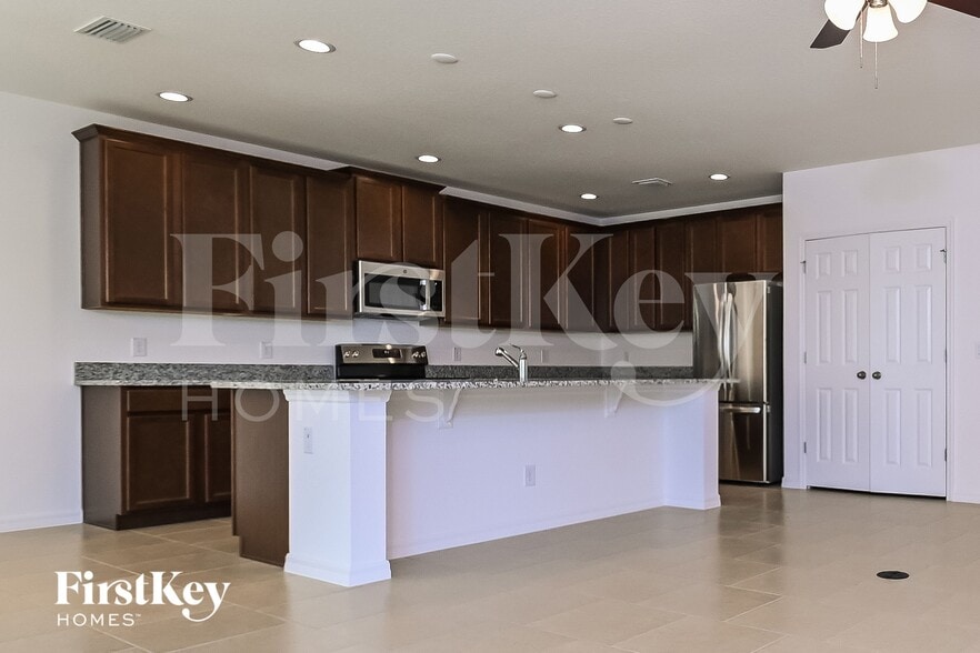 Building Photo - 900 Avenal Ln