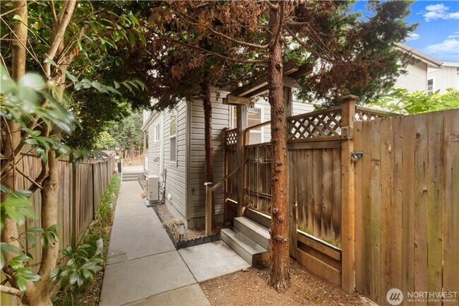 Building Photo - Spacious 3bd/3ba Townhouse