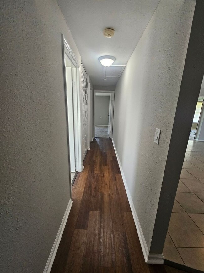 Building Photo - Pet Friendly Updated GREAT home in the area of Trafalgar and Skyline close to boat ramp and park!