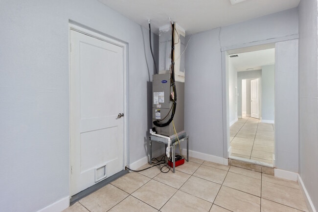 Building Photo - 2525 Forest Dr