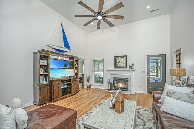 Building Photo - Gorgeous 4 BR/2BA Marshfront Home With Cre...