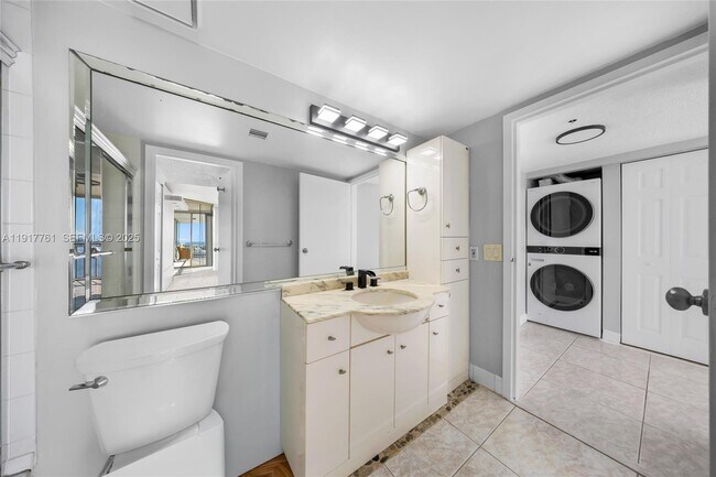 Building Photo - 7601 E Treasure Dr