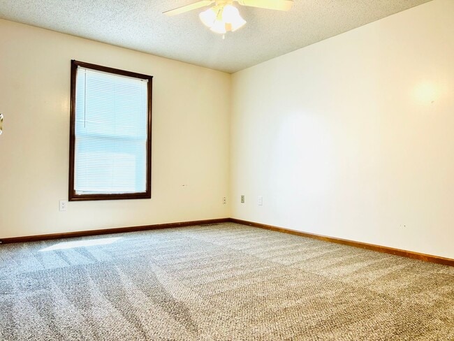Building Photo - Convenient Location, Spacious Home