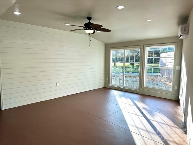 Building Photo - 2054 Hickory Hills Dr