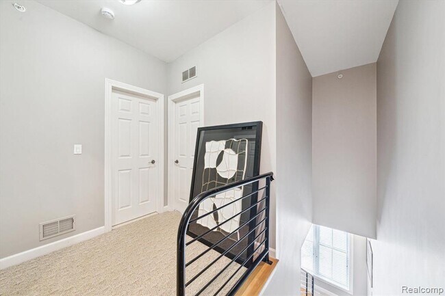 Building Photo - 537 Lewis St