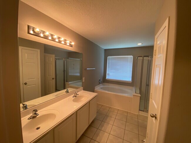 Building Photo - 17234 Oakwood Chase Dr