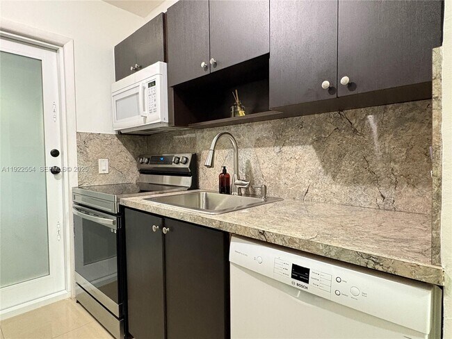 Building Photo - 527 SW 9th Ave