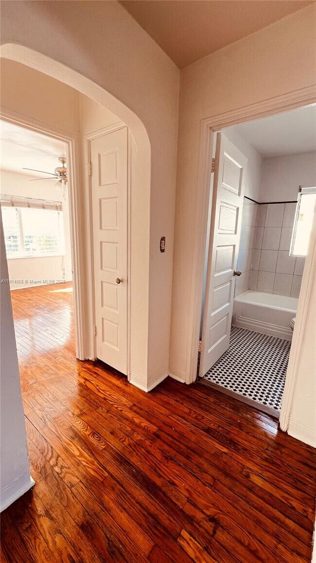 Building Photo - 1845 Bay Rd