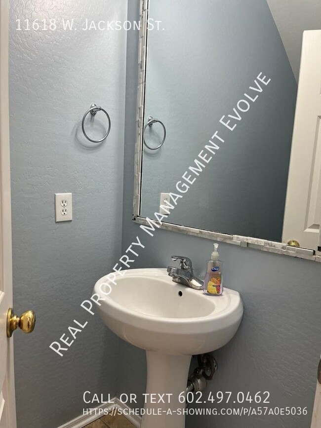 Building Photo - Lovely Avondale Home!