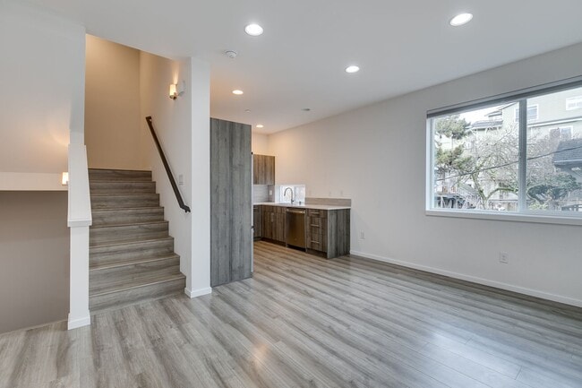 Building Photo - Queen Anne West Townhome with A/C Availabl...