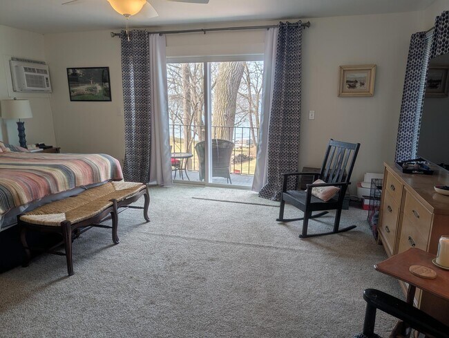 Building Photo - 1415 S Shore Dr