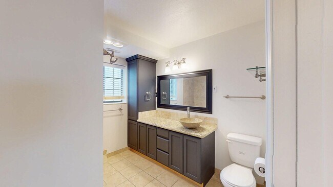 Building Photo - Freshly Updated Gem in Desirable East Side Sandy