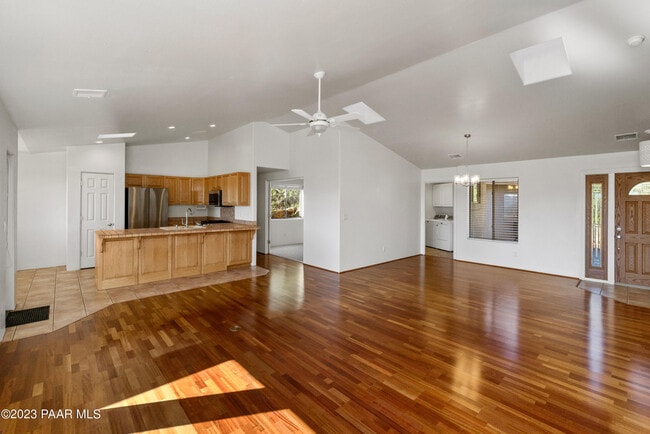 Building Photo - 2049 Meadowbrook Rd