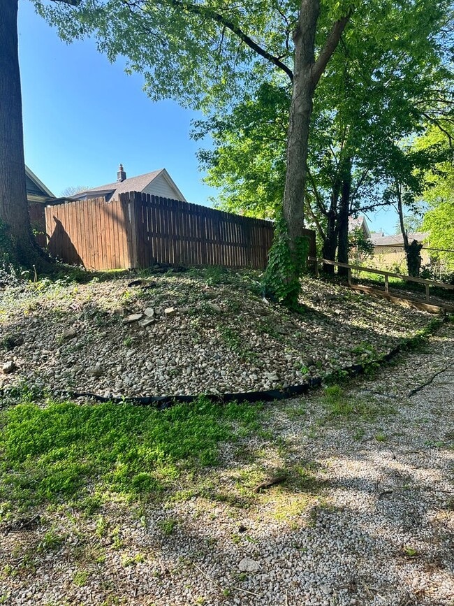 Building Photo - Great 3 bed in Madisonville with updates a...