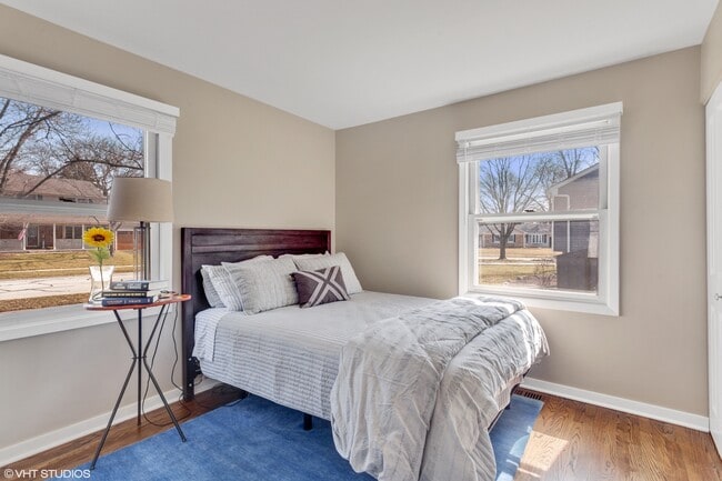 Building Photo - 1915 Farmington Ct