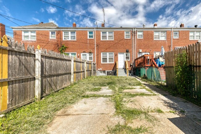 Building Photo - 2226 Redthorn Rd