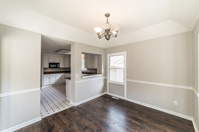 Building Photo - 2014 Fairway Hills Dr