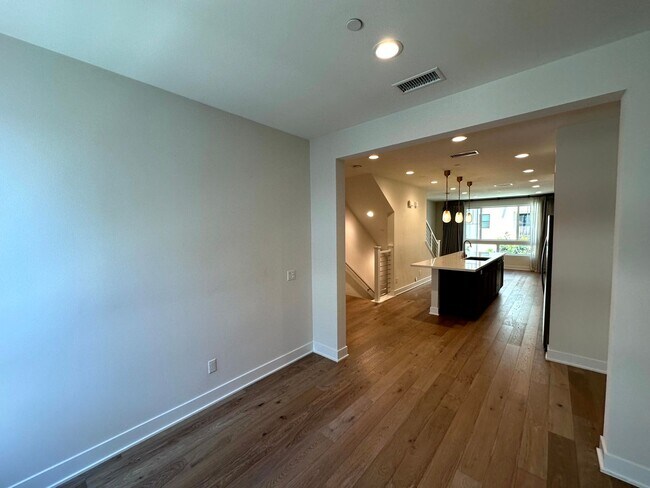 Building Photo - Fantastic 3 Story Townhome - 2 bedrooms - ...