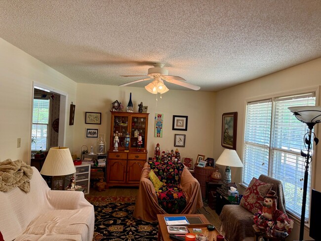 Building Photo - Charming 2-bedroom, 1-bathroom Brick Home Available July 2026