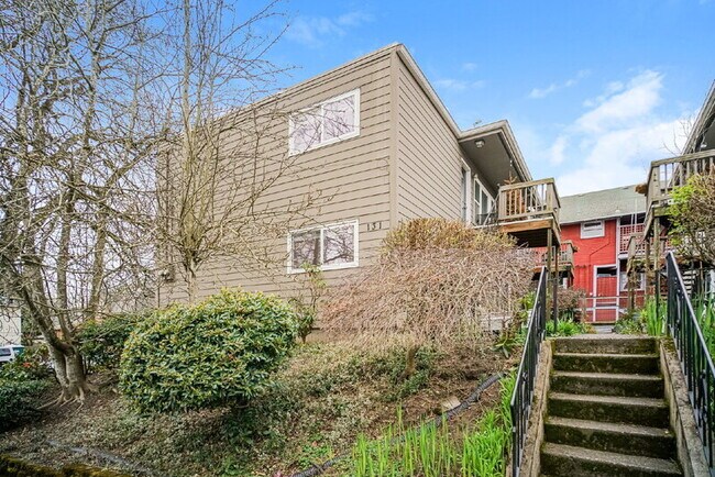 Building Photo - 131 SE 22nd Ave