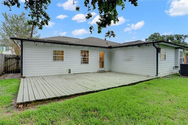 Building Photo - 6807 Schiller St