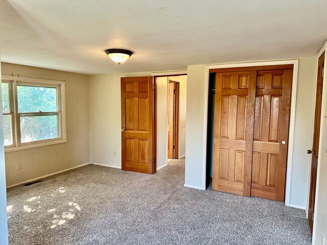 Building Photo - SPACIOUS HOME IN DESIRABLE HOT SPRINGS, 1....