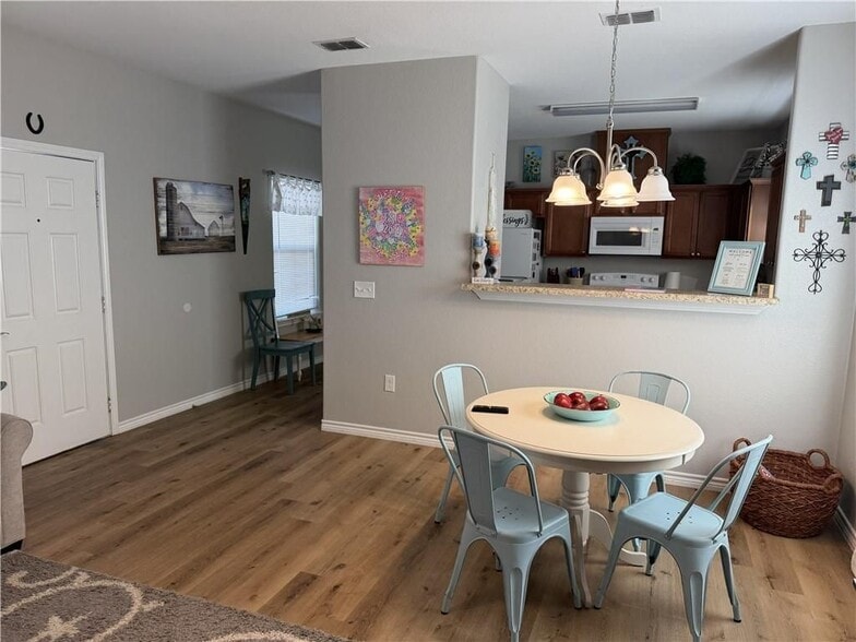 Building Photo - 1109 W Nelson Ave