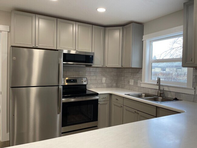 Building Photo - 2260 S 10th St W