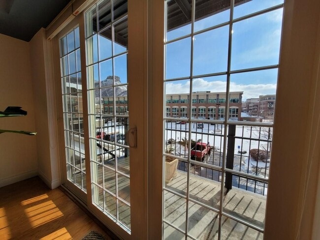 Building Photo - 2 Bed 2 Bath High-End Condo in Downtown Go...