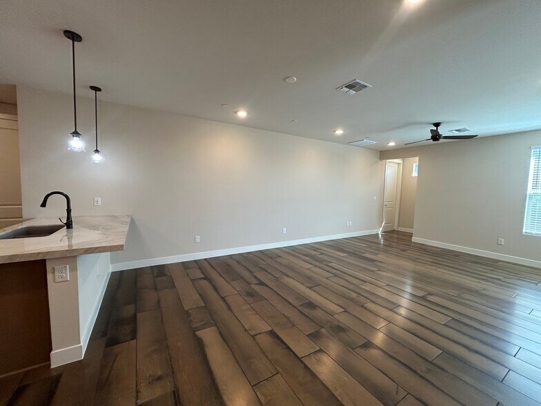 Building Photo - 2121 W Sonoran Desert Dr