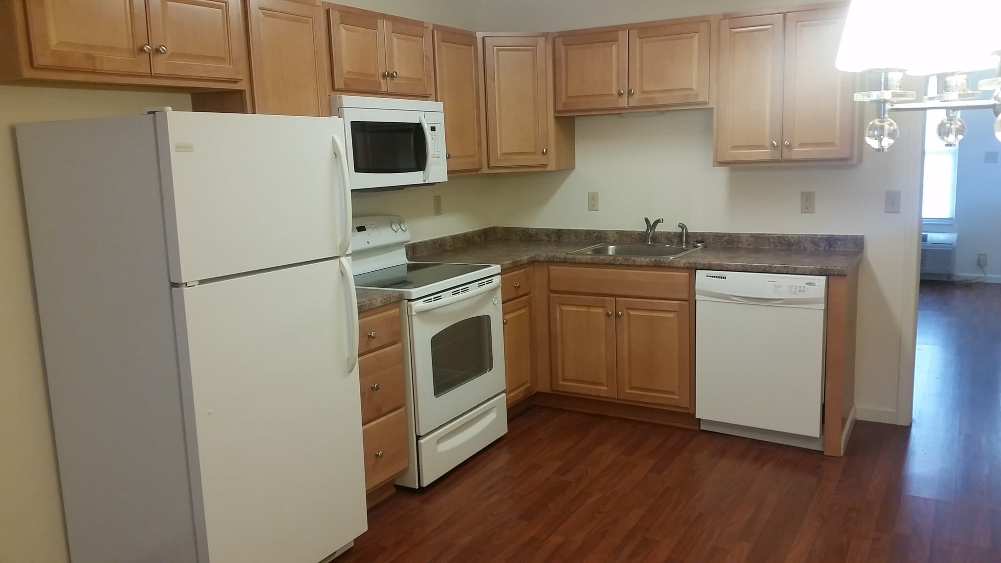 Building Photo - 152 E 6th St