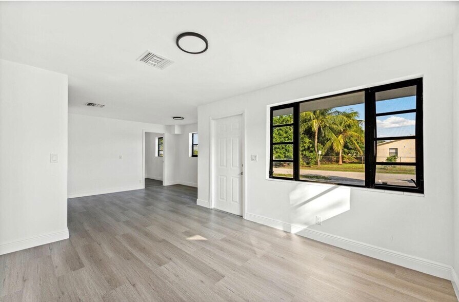 Building Photo - 230 SW 13th Ave