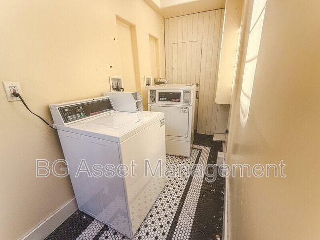 Building Photo - 639-D Carolina St