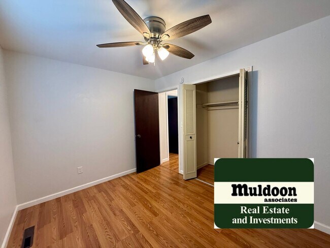 Building Photo - 3 Bedroom Tri Level with Spacious Yard 80918