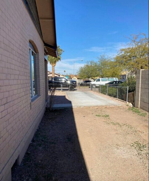 Building Photo - 1533 E Garfield St