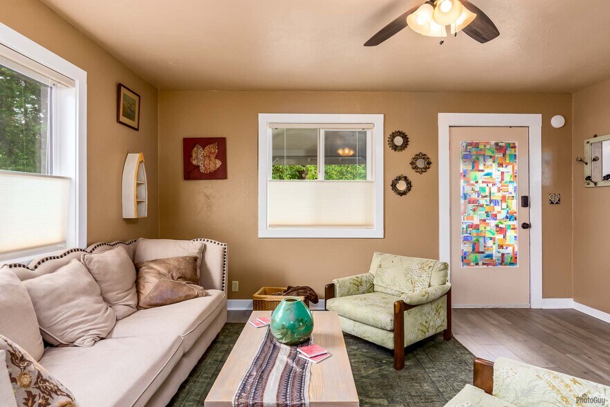 living room (furnished) - 1124 Almaden St