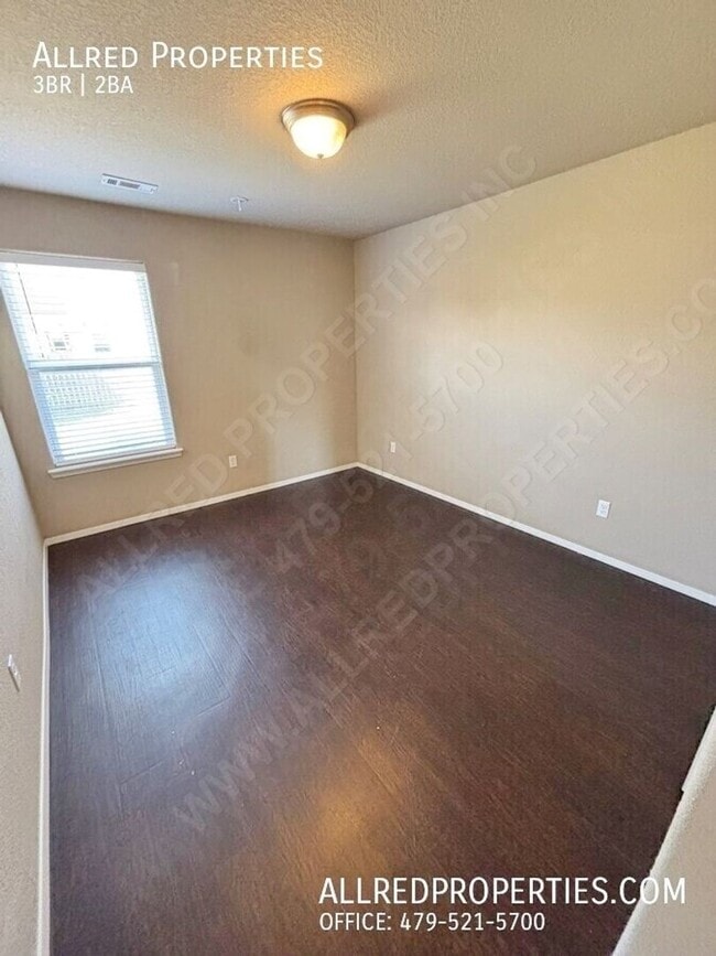 Building Photo - HOLIDAY MOVE IN SPECIAL!! Single Family Ho...