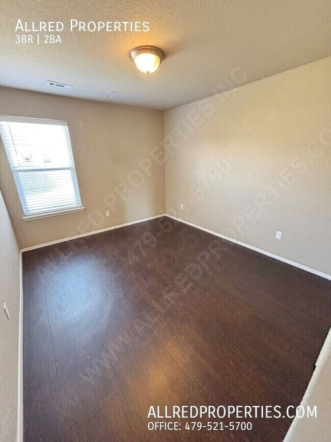 Building Photo - Move in special $300.00 off 1st month's re...