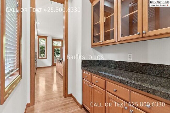 Building Photo - Luxurious 4-bedroom home in Sammamish with...