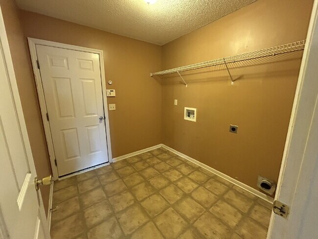 Building Photo - Home For Rent